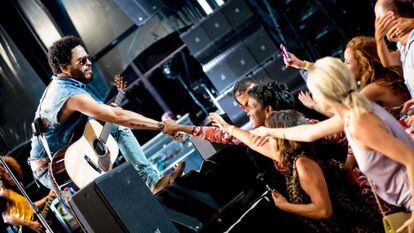 Lenny Kravitz dando la mano a sus seguidores durante el concierto en Starlite.