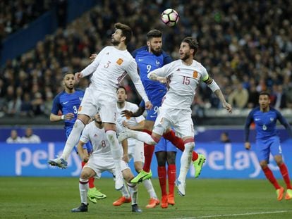 Piqu&eacute; y Ramos saltan junto a Giroud durante el Francia-Espa&ntilde;a.