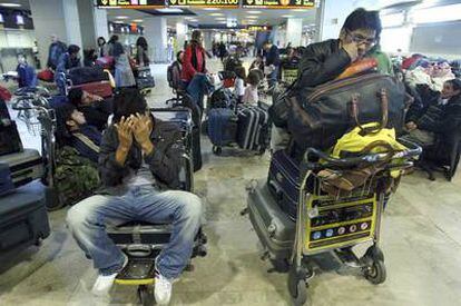 Viajeros afectados por el cierre de Air Comet, en el aeropuerto de Barajas, el día 26 de diciembre.