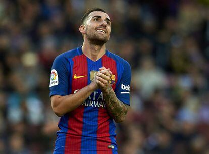 Paco Alcácer del Barcelona reacciona después de falltar un gol.
