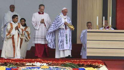 El Papa oficia una misa este martes en Quito.