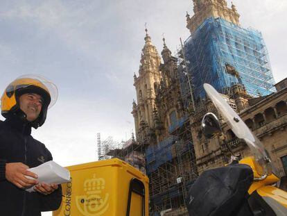 Un empleado de Correos, en la Plaza del Obradoiro de Santiago de Compostela. 