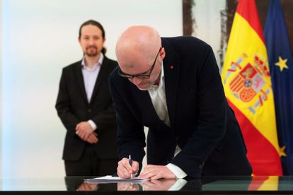El secretario general de Comisiones Obreras, Unai Sordo, firma el acuerdo entre Gobierno, patronal y sindicatos para prolongar los ERTE.