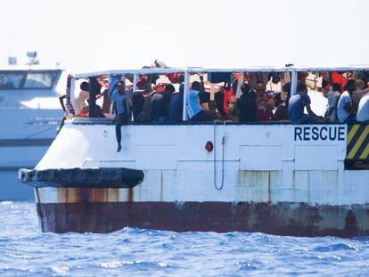 Varios de los inmigrantes a bordo del 'Open Arms', este viernes en la cubierta del barco. En vídeo, mensaje de Óscar Camps, director del 'Open Arms'.