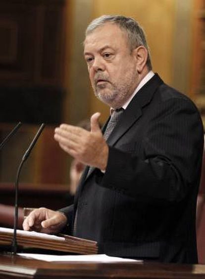 El diputado del PNV, Pedro Azpiazu, durante su intervención en el pleno del Congreso que debate por segundo día las enmiendas a la totalidad presentadas al proyecto de Ley de Presupuestos Generales del Estado para 2014.