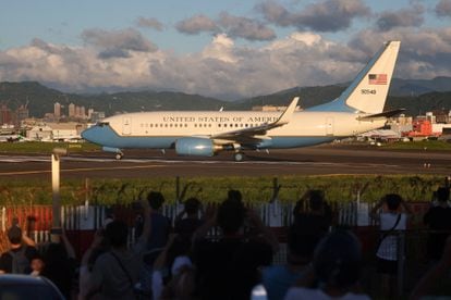 El avión que transportaba a la presidenta de la Cámara de Representantes de los Estados Unidos, Nancy Pelosi, despega del aeropuerto Taipei Songshan.