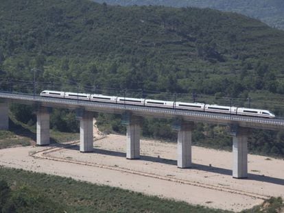 Un tren pasa por el viaducto del Candi a la altura de Montblanc.