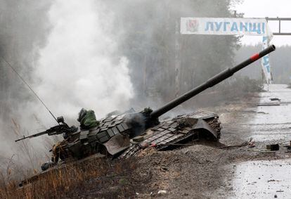 Russian tank destroyed in the Ukrainian region of Lugansk, in the east of the country, this Saturday.
