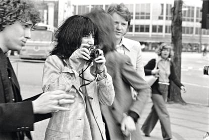 Patti Smith retratada por Richard Sohl en Copenhague (Dinamarca) en 1976. La fotografía de viajes es otra de sus pasiones, y suele incluir en los libros que escribe instantáneas hechas por ella misma y así ilustrar los recuerdos que narra.