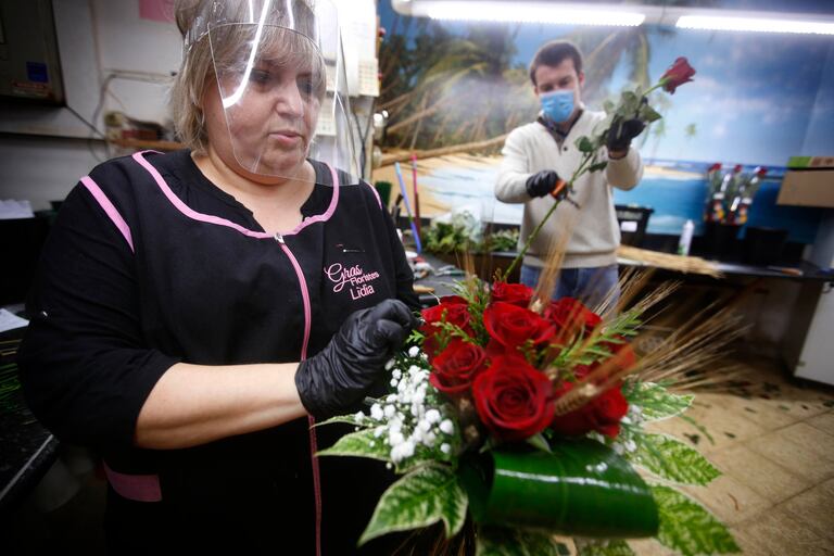 Preparativos de Sant Jordi en la floristería Gras de Terrassa.