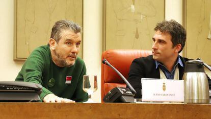 Juan Carlos Unzué (a la izquierda) denuncia en el Congreso la falta de interés político por los pacientes con ELA.