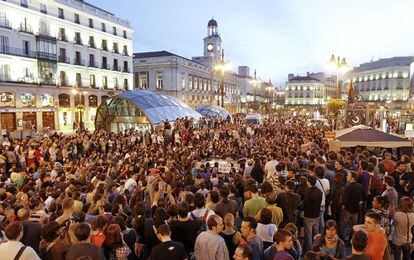 Varios centenares de jóvenes se han reunido este lunes por la tarde en la madrileña Puerta del Sol para debatir en asamblea si continuaban con la acampada que comenzaron la noche del domingo y aprobar los siguientes pasos a seguir.