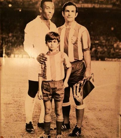 Foto de mi abuelo Feliciano Muñoz Rivilla junto a Pelé en el partido que jugó el Santos FC contra el Atlético de Madrid el 17 de septiembre de 1969.