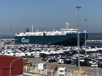 Coches de Citro&euml;n preparados para ser cargados en un ferry en el puerto de Bouzas, Vigo ( Pontevedra).