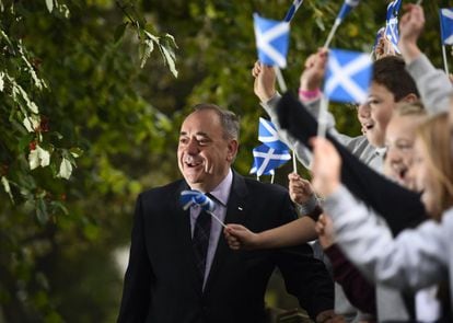 El ministro principal escocés, Alex Salmond, posa con un grupo de niños en un colegio electoral, en Strichen.