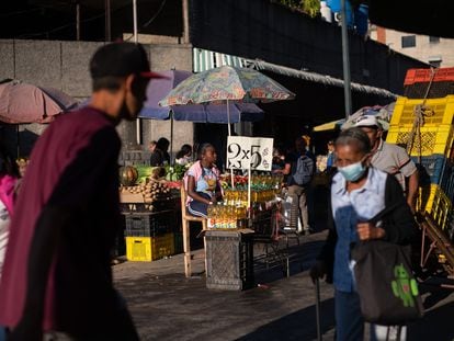 Personas transitan por un mercado público de Caracas.
