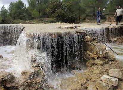 Barranco en el que una mujer de 47 años y su hija de 14 fallecieron anoche al ser arrastradas por el agua cuando trataban de cruzarlo a pie.