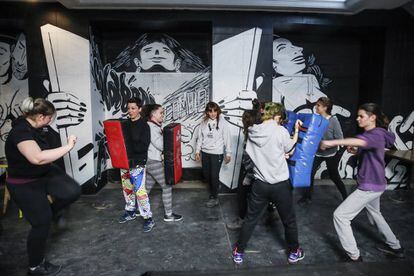 Alumnas de un taller de empoderamiento durante la clase. 