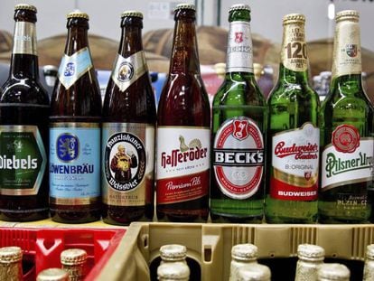 Botellas de cerveza de la compa&ntilde;&iacute;a belga AB InBev y de la inglesa SABMiller.