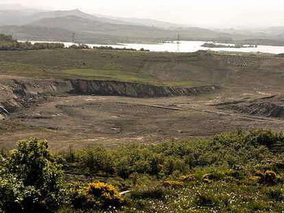Vista parcial del vaso vacío de la balsa Noryeste, a diez kilómetros de Vitoria, con la cola del pantano de Ullibarri al fondo.