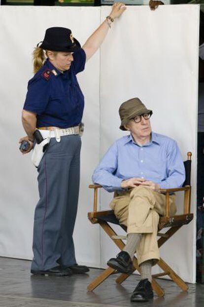 Woody Allen, en la estación Termini de Roma durante el rodaje de su película.