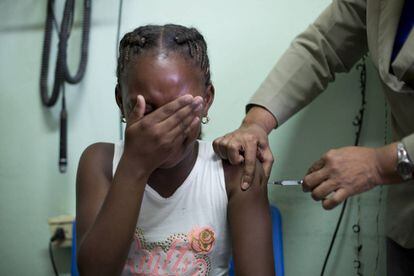 Una niña recibe una vacuna contra la difteria en el Hospital Municipal Los Alcarrizos el pasado 28 de marzo en Santo Domingo (República Dominicana). 