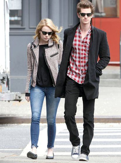 El actor Andrew Garfield se las pone para dar paseos con su novia Emma Stone.