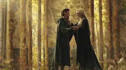 Robert Aramayo como Elrond y Morfydd Clark como Galadriel, en 'El señor de los anillos: los anillos de poder'.