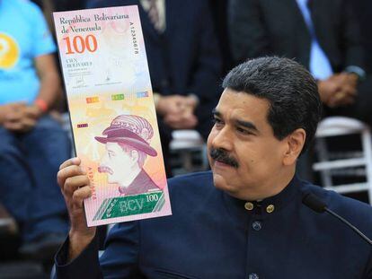 Maduro muestra un nuevo bolívar. 
