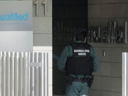 Un agente, durante un registro de la Guardia Civil en la sede central de Acuamed, en Madrid en enero de 2016.