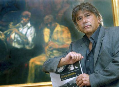 Juan Pedro Bator, ayer en Bilbao, muestra su libro <b><i>Paraísos perdidos</b></i> sobre la urbanización del litoral.
<b><i>Momentum</b></i> se escenifica en San Sebastián.