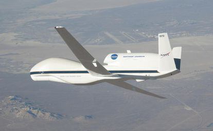 Un avión no tripulado Global Hawk durante su primer vuelo con fines científicos.