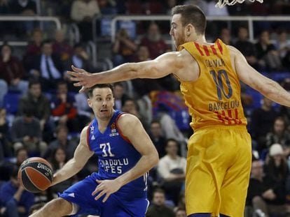 Claver trata de frenar a Heurtel.