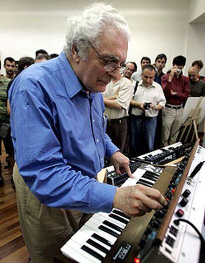 Robert Moog, padre del sintetizador, tocando un <i>minimoog</i> de primera generación.