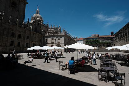Zona de terrazas de bares en una plaza de Santiago de Compostela, el 6 de junio.