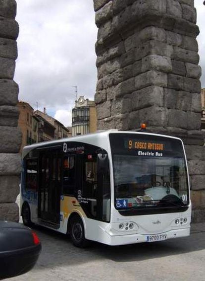 Imagen del ecobus bajo pasando por uno de los arcos del Acueducto de Segovia.