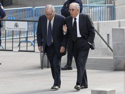 El exvicepresidente del Gobierno Rodolfo Mart&iacute;n Villa (izquierda) y el exministro de Exteriores Marcelino Oreja, ayer en el Congreso.