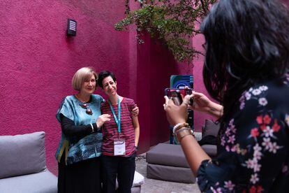 The author speaks at FIL with a woman from Guadalajara who speaks Portuguese. 