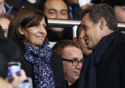 La alcaldesa de París, Anne Hidalgo, saluda al expresidente de Francia, Nicolas Sarkozy