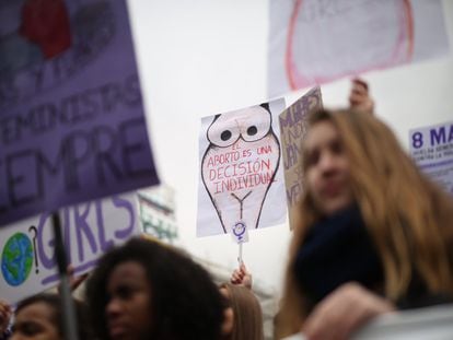 Cartel con el lema "el aborto es una decisión individual" durante una manifestación estudiantil en Madrid el pasado noviembre.