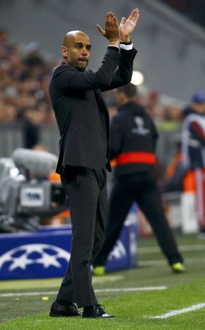 Pep Guardiola aplaude a sus jugadores durante el encuentro. 