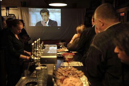 Seguidores de Sarkozy siguen el debate desde la sede de su partido, la UMP, en París.