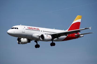 Un avión de Iberia aterriza en el aeropuerto de Orly, en París, en septiembre de 2019.