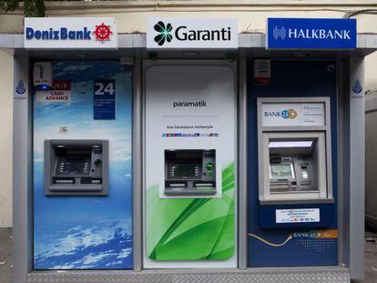 Tres cajeros autom&aacute;ticos de bancos turcos