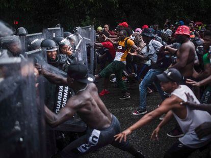 Una caravana de migrantes trata de romper un cerco de la Guardia Nacional en Chiapas, agosto de 2021.