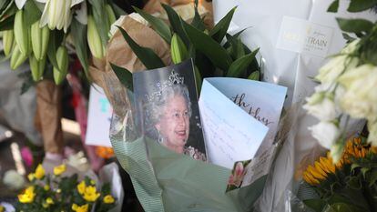 Flores e imágenes en recuerdo a la reina Isabel II, en el palacio de Buckingham, este viernes.