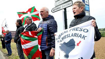 Simpatizantes de la izquierda 'abertzale' piden la amnistía para los presos de ETA frente a Villa Arnaga de Cambo (Francia), en 2018.