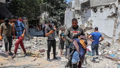 Un palestino intenta rescatar sus enseres el 14 de agosto de los restos del edificio en el que vivía, destruido por un ataque israelí.
