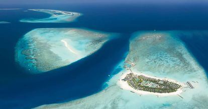 Vista aérea de las playas y los bancos de arena de la isla de Fushifaru, situada en la parte oeste del atolón Lhaviyani, en Maldivas.