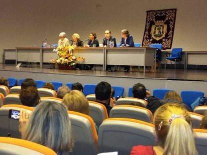 Manuela Carmena y varios miembros de su equipo durante la reunión con los vecinos de San Blas.